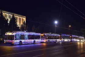Troleibuze decorate cu luminițe, în spiritul sărbătorilor de iarnă, vor circula pe rutele din capitală